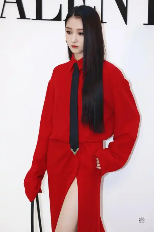 关晓彤高开叉红裙