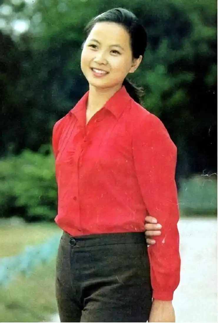 回顾演员赵越嫁二婚佟凡恩爱25年57岁无儿无女亦无悔