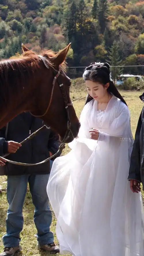 刘亦菲#72 神雕侠侣 · 片场花絮在片场跟小马温柔互动的小嫩仙