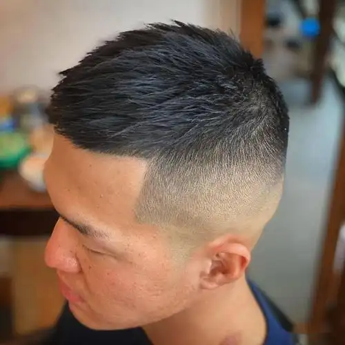 男士立体短发超短的寸头发型想要剪出型男范,最好把周边的头发推出