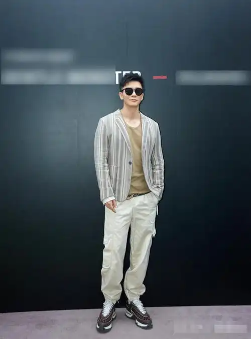 李晨暴瘦后穿一身休闲西装亮相看着比20岁小伙还精神