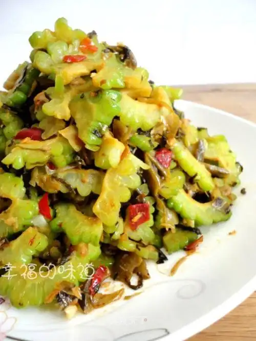 酸菜炒苦瓜的做法步骤_冰蓝紫羽_美食天下