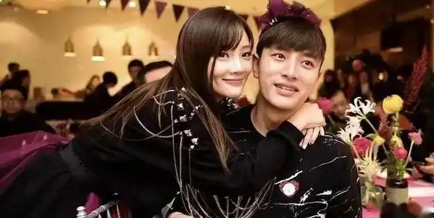 李小璐卑微求复合无果贾乃亮疑新恋情曝光和短发美女同居试爱