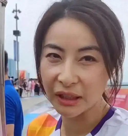 皱纹vs魅力!明星素颜大曝光,吴刚皮肤平整引热议