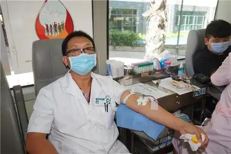 都已经完成了采血,坐在一旁等待下车,医院行政院长李国新就是其中一位