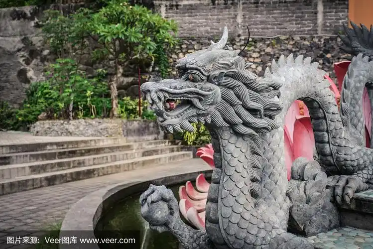 佛教寺庙中的龙雕塑