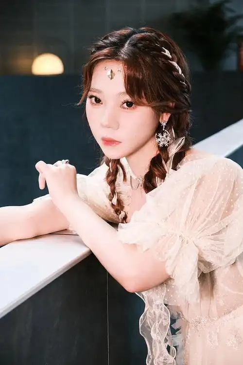 张紫宁发布淡黄氛围感长裙写真扎超长麻花辫甜美减龄似公主