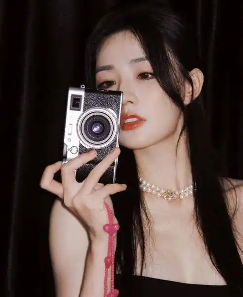 徐璐黑色吊带裙又酷又美_时尚_皮肤_形象