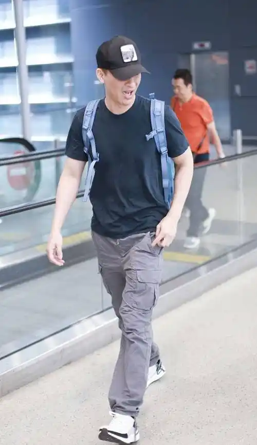 徐静蕾黄立行现身,45岁老徐颜值少女身材却发福,比婆婆胖一圈_气质