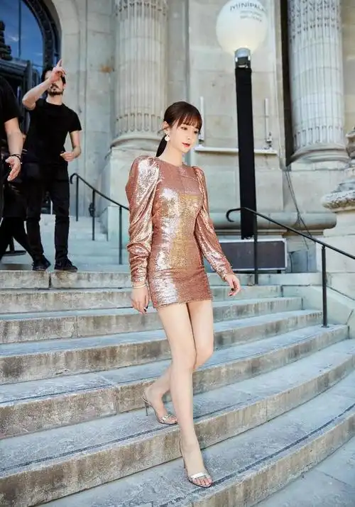 沈梦辰身材比例太好了紧身包臀裙搭高跟鞋上宽下紧真时髦