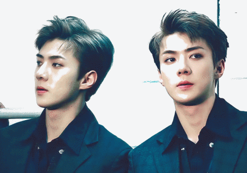 吴世勋帅气镜面美男子嫌弃转头gif动图_动态图_表情包下载_soogif