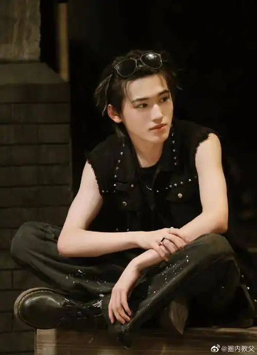 宋亚轩学院风背头造型#宋亚轩背头造型合集没有刘海的小宋更多了一丝