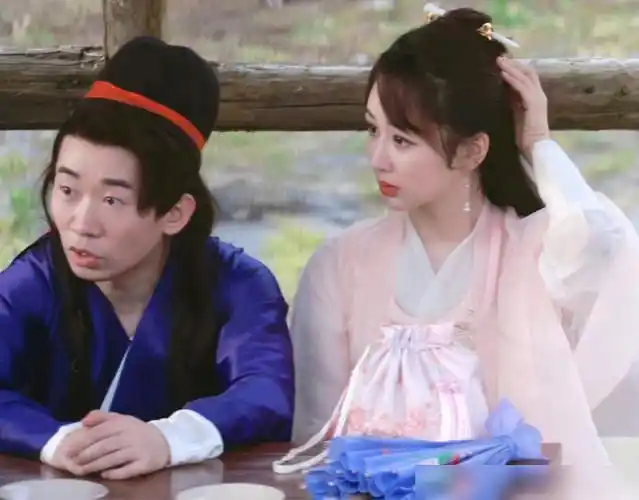 《萌探》路透来了,杨紫淡粉古装仙气十足,看见宋亚轩女装笑喷了