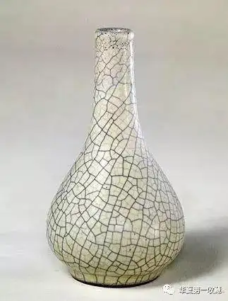 这种开片以宋官窑,哥窑特征最为显著,也是这类瓷器除紫口铁足之外最大