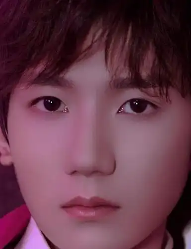 王源精修怼脸拍九宫格分享,这逆天颜值难道不是仙子下凡