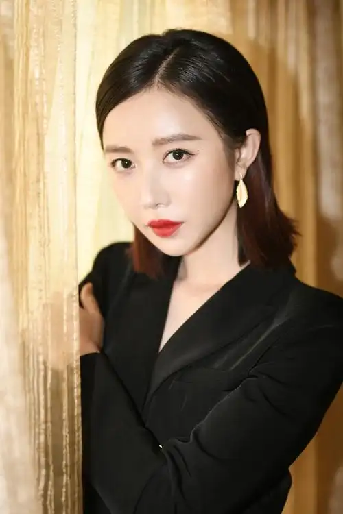 潘时七出席活动一身西装黑裙尽显冷艳气质