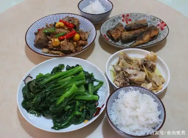 周末在家打扫卫生,两人从早忙到晚,晚餐四道菜全部吃光光