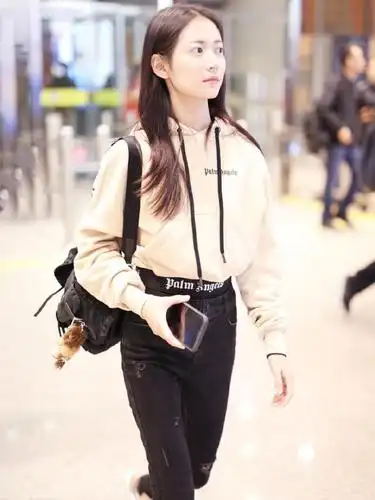 "赵敏"陈钰琪腰有多细?卫衣塞进牛仔裤,却尽显好身段!