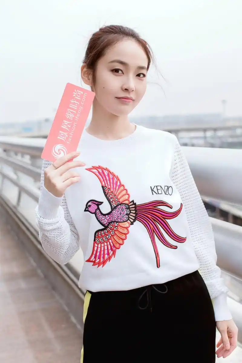 张佳宁启程巴黎时装周 机场玩转休闲风清新可人