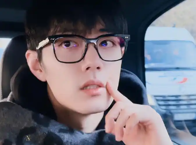 肖战##肖战黑方框眼镜##肖战白t自拍