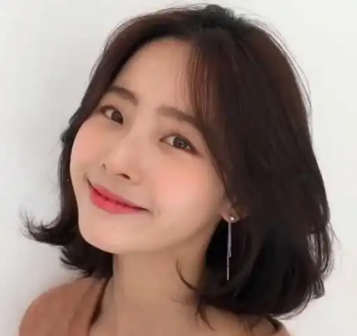 女生八字刘海短发发型图片