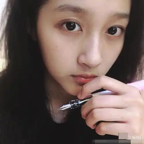 关晓彤凤凰娱乐讯 6月30日晚,"国民闺女"关晓彤在微博中晒出一张素颜