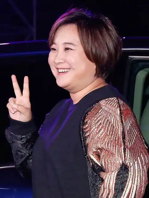 贾玲减肥成功 看起来更年轻了-度小视