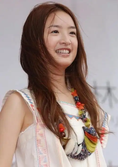 林依晨是台湾的知名女演员和歌手,曾经凭借《恶作剧之吻》系列,《我