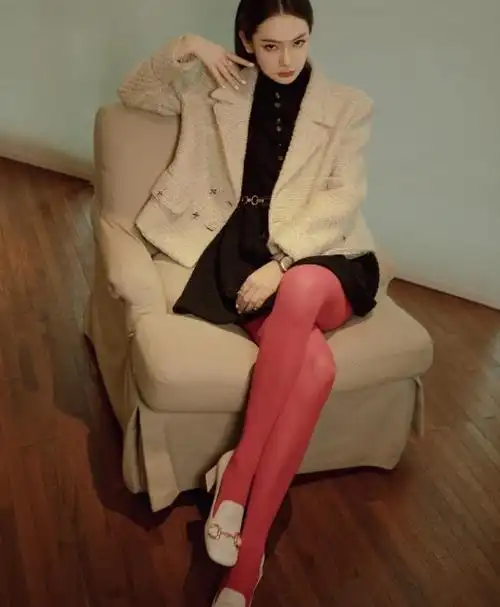 戚薇机场生图流出,穿白色卫衣配紫色羽绒大衣,37岁少女感十足