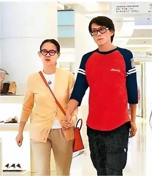 06曾志伟的两个儿子与大儿子截然不同,不仅性格迥异,而且行事作风也像