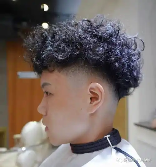 种类都有哪几种 男士发型的烫发种类,首先按卷度分:可分为大卷(纹理烫