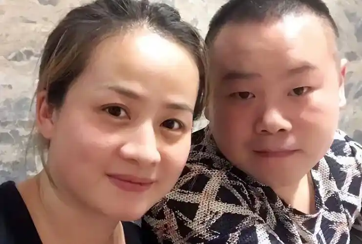 "德云一哥"岳云鹏:成名后给5个姐姐买房,弟弟却留在农村种地_郭德纲