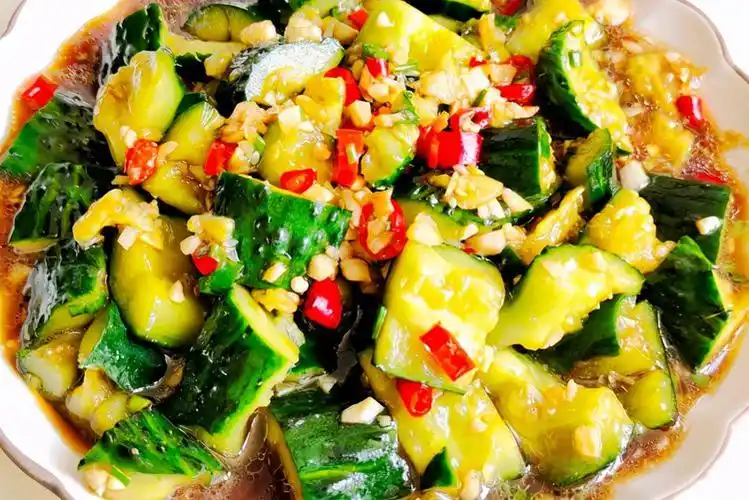 做凉拌黄瓜,别直接加调料,多做1步,黄瓜脆爽鲜美,入味不出水