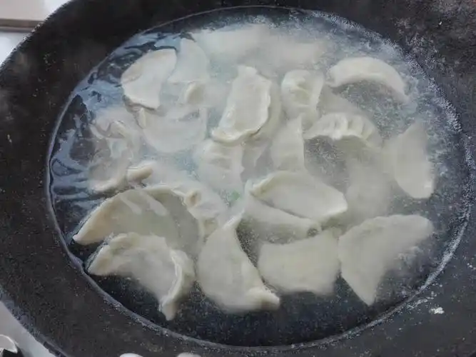 13,将包好的饺子用烧开的水将其煮熟即可.