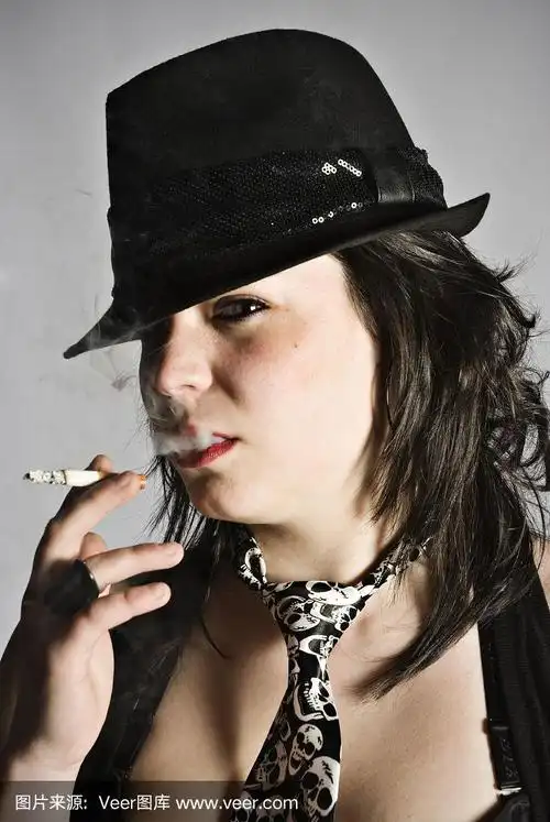 黑帮女孩吸烟
