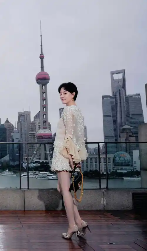 原创孙俪保养得真好肉色碎花裙穿起来像大姑娘明媚大方更美丽