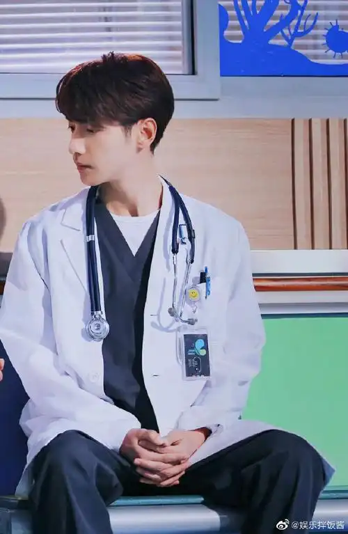《儿科医生》里饰演的申赫,真的是帅气体贴很难不心动!