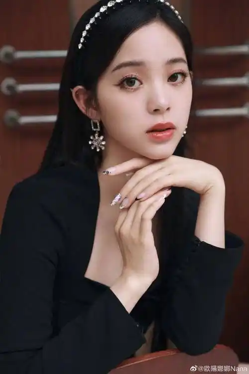欧阳娜娜法式复古造型双眼似小鹿