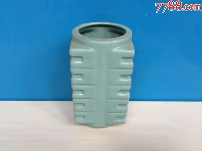 汝窑青釉支钉琮式瓶