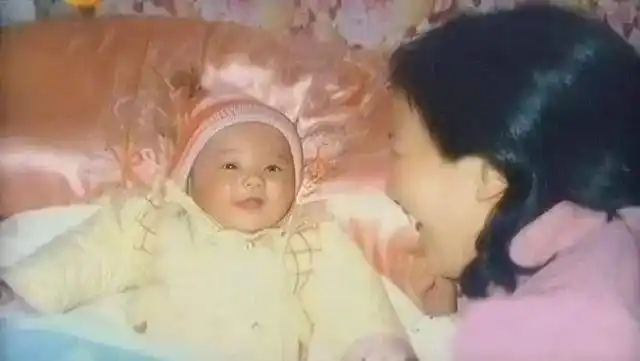 原创刘亦菲幼儿园毕业照曝光,扎羊角辫超软萌,网友大赞从小就是c位