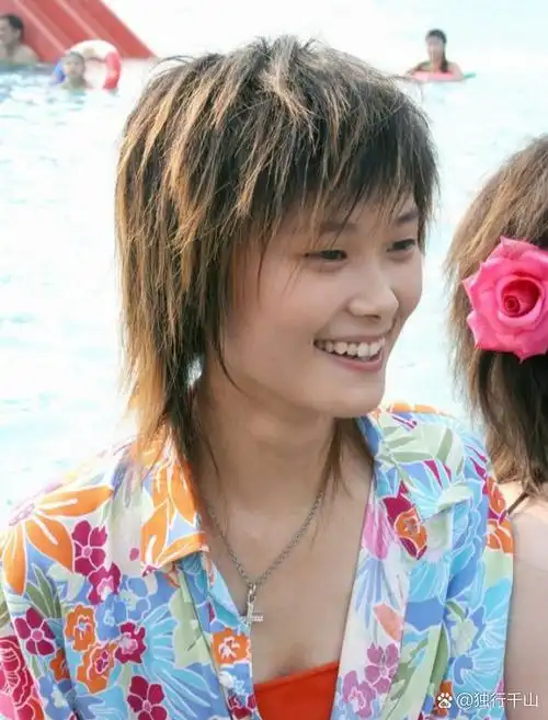 2005年夏天,李宇春参加了湖南卫视举办的《超级女声》音乐选秀节目