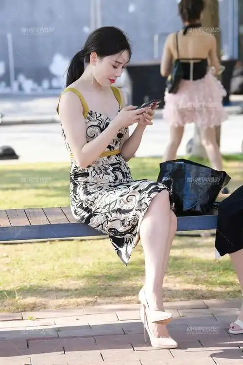 穿搭美图街拍高雅黑金色花裙穿搭的成熟气质御姐