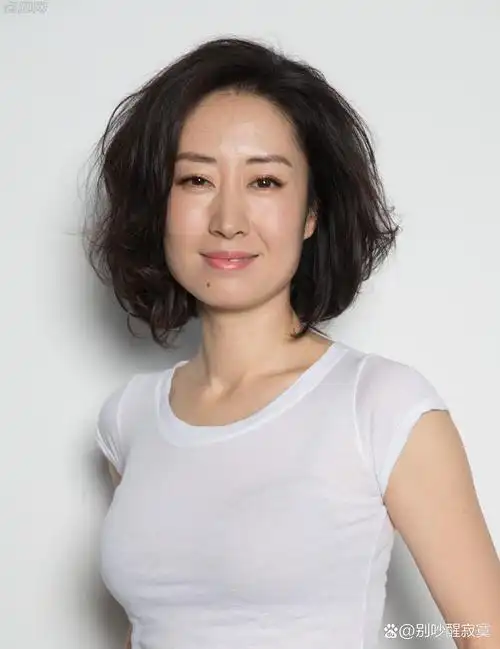 刘敏涛选择了半透t恤,透出一丝性感与优雅,时尚感瞬间升级