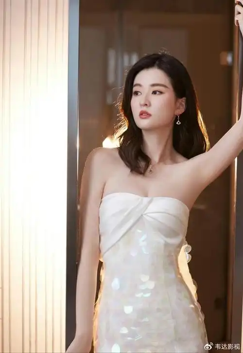 乔欣:清新漂亮身材有料的魅力女神|乔欣|纱裙|身材_