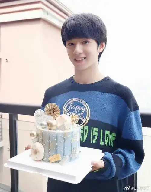 刘耀文17岁生日庆生照