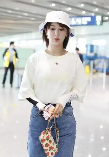 杨紫一袭包臀裙,性感又迷人,露出的大长腿太抢镜