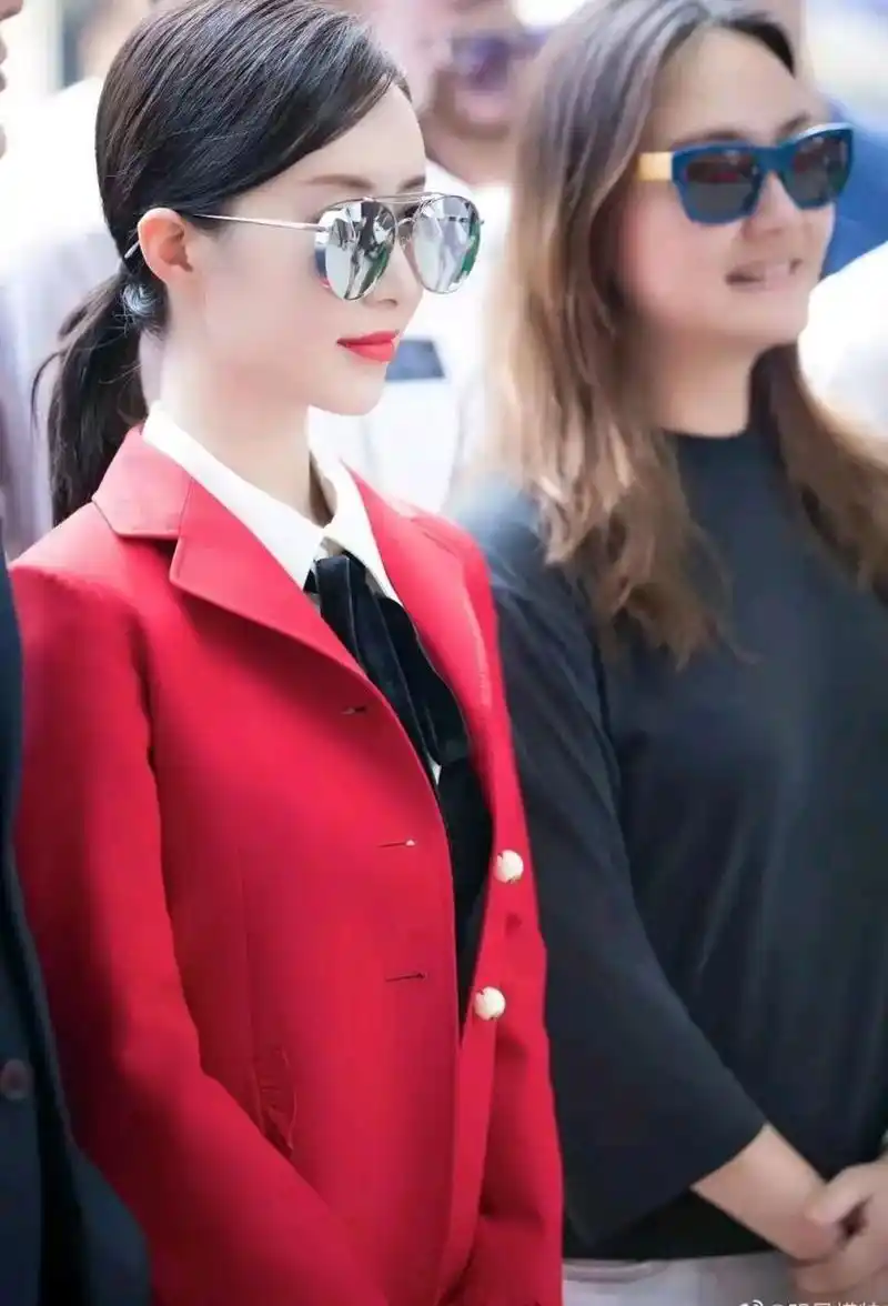 舒畅[心]大红西装十分辣眼[good]大方干练 大气稳重[鲜花][鲜花][鲜花