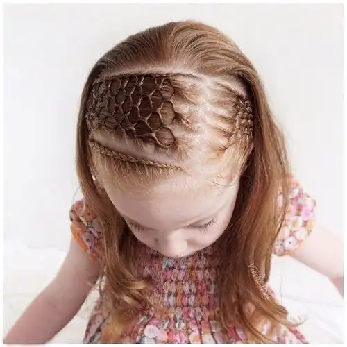 小女儿头发多是一种什么样的体验 外国妈妈给多发量女宝编七巧辫子