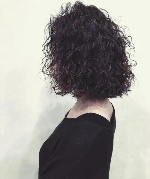 今冬流行烫满头发型20多款,时尚还保暖,烫完真洋气