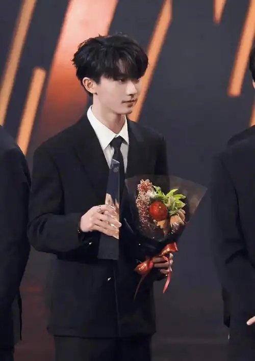 马嘉祺捧花##马嘉祺有你的季节镜头